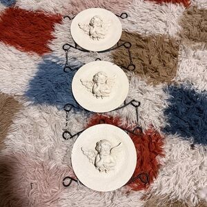 Vertical Wall Mounted 3 Ceramic Cherub Plates Metal Hanger